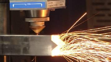 Cât de gros poate tăia mașina de tăiat cu laser cu fibre de 15000 W