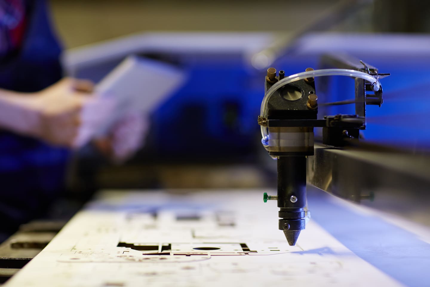O mașină de tăiat cu laser cu fibră modernă poate atinge o precizie de poziționare de ±0,02 mm